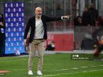 pelatih-ac-milan-italia-stefano-pioli-saat-memberikan-instruksi-selama-pertandingan.jpg
