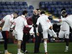 pelatih-ac-milan-italia-stefano-pioli-tengah-berbicara-dengan-para-pemainnya.jpg