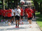 pelatih-ac-milan-stefano-pioli-berjalan-menuju-lapangan.jpg