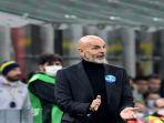 pelatih-ac-milan-stefano-pioli-memberi-isyarat-saat-melawan-hellas-verona.jpg