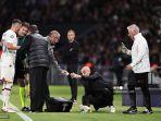 pelatih-ac-milan-stefano-pioli-terjatuh.jpg