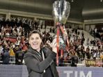pelatih-ac-milan-vincenzo-montella-mengangkat-trofi-piala-super-italia_20161231_194919.jpg