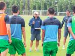 pelatih-aji-santoso-membriefing_20141208_035205.jpg