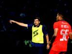pelatih-arema-fc-eduardo-almeida-memberi-instruksi.jpg