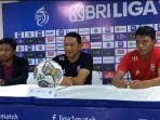 pelatih-arema-fc-i-putu-gede-bersama-pemainnya-dedik-setiawan.jpg