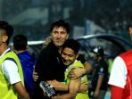 pelatih-arema-fc-milan-petrovic-memeluk-bek-purwaka-yudi_20180612_040541.jpg