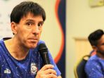 pelatih-arema-fc-milan-petrovic_20180519_152013.jpg
