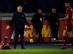 pelatih-as-roma-asal-portugal-jose-mourinho-bereaksi-di-samping-pemainnya.jpg