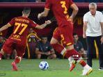 pelatih-as-roma-asal-portugal-jose-mourinho-kanan-memberikan-instruksi-mkhitaryan.jpg
