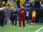 pelatih-as-roma-daniele-de-rossi-bertepuk-tangan.jpg