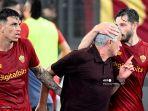 pelatih-as-roma-portugal-jose-mourinho-kanan-melakukan-selebrasi.jpg