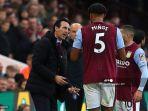 pelatih-aston-villa-unai-emery-kiri-memberikan-instruksi-pada-pemain-aston-villa.jpg