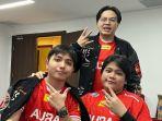 pelatih-aura-fire-tezet-bersama-dua-pemainnya.jpg