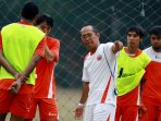 pelatih-bambang-nurdiansyah-awasi-latihan-tim-persija-jakarta_20151102_135923.jpg