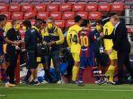 pelatih-barcelona-asal-belanda-ronald-koeman-kanan-menyapa-lionel-messi.jpg