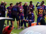 pelatih-barcelona-quique-setien-c-mengumpulkan-pemain-saat-lawan-celta-vigo.jpg