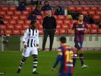 pelatih-barcelona-ronald-koeman-menyaksikan-laga-lawan-levante.jpg
