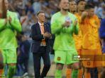 pelatih-belanda-00-louis-van-gaal-dan-para-pemainnya-menyapa-para-penggemar.jpg