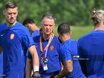 pelatih-belanda-louis-van-gaal-berbicara-dengan-memphis-depay-2-r-di-sebelah-kiper-andries-noppert.jpg