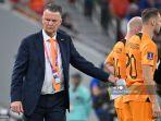pelatih-belanda-louis-van-gaal-memberikan-instruksi.jpg