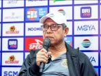 pelatih-bhayangkara-fc-emral-abus-saat-melakukan-sesi-pre-match-conference.jpg