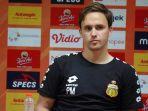 pelatih-bhayangkara-fc-paul-munster-saat-konferensi-pers.jpg