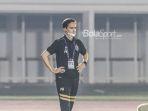 pelatih-bhayangkara-fc-paul-munster-tampak-sedang-mengamati.jpg