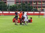 pelatih-bhayangkara-fc-paul-munster-terlihat-memberikan-arahan-kepada-kapten-bhayangkara-fc.jpg