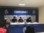 pelatih-borneo-fakhri-husaini-ditemani-fransisco-torres-saat-menghadiri-konferensi-pers.jpg