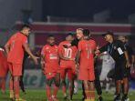 pelatih-borneo-fc-milomir-seslija-tengah-memberikan-instruksi-kepada-pemainnya.jpg