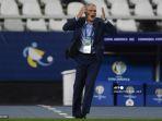 pelatih-brasil-tite-memberi-isyarat-selama-pertandingan-perempat-final-copa-america-2021.jpg