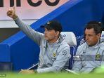 pelatih-chelsea-thomas-tuchel-kiri-memberi-isyarat-dari-tempat-duduknya.jpg