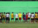 pelatih-dan-pemain-baru-arema_20160128_232347.jpg
