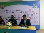 pelatih-dan-pemain-perseru-serui-wanderley-junior-serta-tony-rooy-ayomi_20181008_200727.jpg