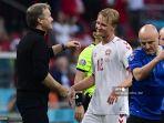 pelatih-denmark-kasper-hjulmand-kiri-menyapa-pemain-depan-denmark-kasper-dolberg.jpg