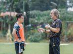 pelatih-dewa-united-jan-olde-riekerink-kanan-bersama-egy-maulana.jpg