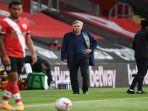 pelatih-everton-carlo-ancelotti-berdiri-di-garis-sentuh-selama-pertandingan-melawan-southampton.jpg