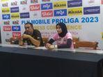 pelatih-gresik-petrokimia-ayub-hidayat-bersama-pemainnya-hany-budiarti.jpg
