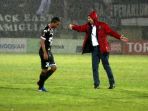pelatih-hans-peter-schaller-tenangkan-made-wirahadi_20170214_122113.jpg