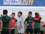 pelatih-indra-sjafri-saat-memberikan-intruksi.jpg
