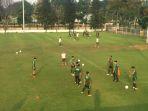 pelatih-indra-sjafri-saat-memimpin-latihan-timnas-u-22-indonesia.jpg