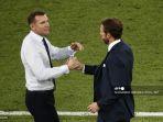 pelatih-inggris-gareth-southgate-kanan-dan-pelatih-ukraina-andrey-shevchenko-berjabat-tangan.jpg