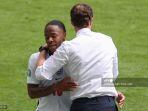 pelatih-inggris-gareth-southgate-memeluk-pemain-depan-inggris-raheem-sterling.jpg