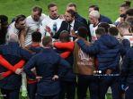 pelatih-inggris-gareth-southgate-tengah-berbicara-kepada-para-pemainnya.jpg