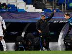 pelatih-inter-milan-antonio-conte-memberi-instruksi-dalam-laga-melawan-real-madrid.jpg