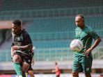 pelatih-interim-persebaya-surabaya-uston-nawawi-mengawasi-latihan-timnya.jpg