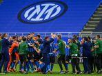 pelatih-italia-inter-milan-antonio-conte-tengah-para-pemain-dan-staf-merayakan-scudetto.jpg
