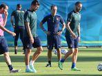 pelatih-italia-roberto-mancini-2r-memimpin-sesi-latihan.jpg