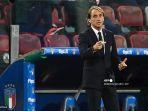 pelatih-italia-roberto-mancini-memberi-isyarat-saat-dia-memberikan-instruksi.jpg