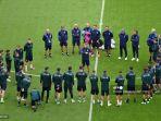 pelatih-italia-roberto-mancini-tengah-berbicara-kepada-para-pemainnya.jpg
